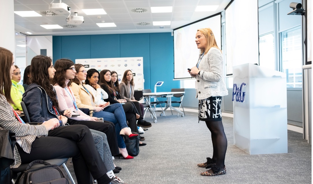 P&G,talento femenino, jóven , ‘future female leaders, programapublicidad, muy grande