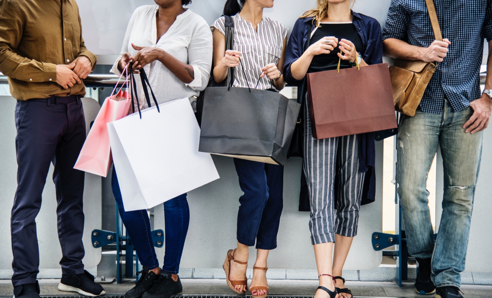 mujeres y hombres, comprando, bolsas, programapublicidad, muy grande