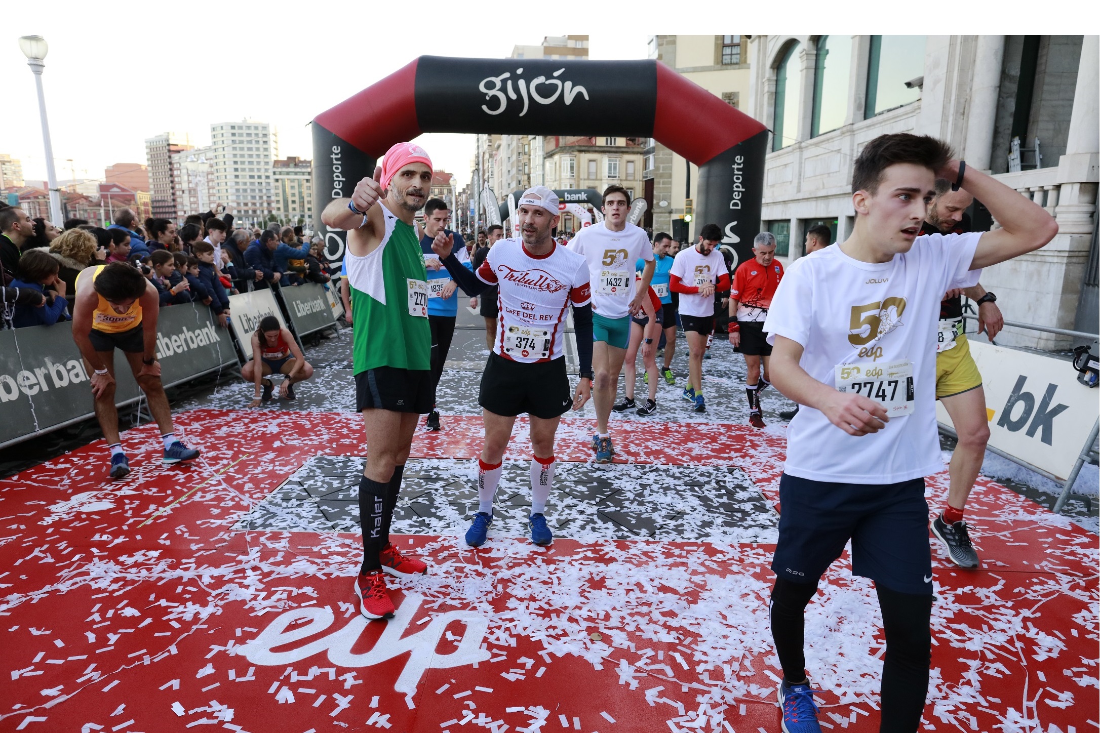 Corredores ,, meta , EDP ,midió , energía , pisadas, meta , energía , EDP , San Silvestre ,Gijón, programapublicidad