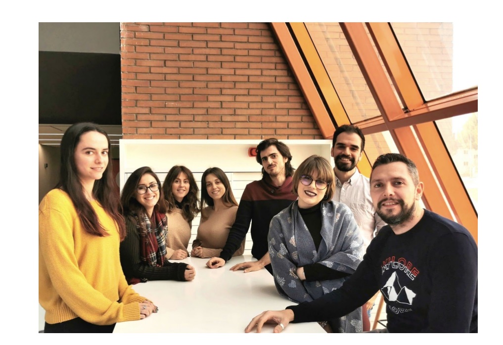 Ester Sánchez, Amaya Jiménez, Cristina Cortés, Lucía Berlanga, Fernando Hita, Eduardo Bernal, Irene López , Javier Queipo, apache,programapublicidad