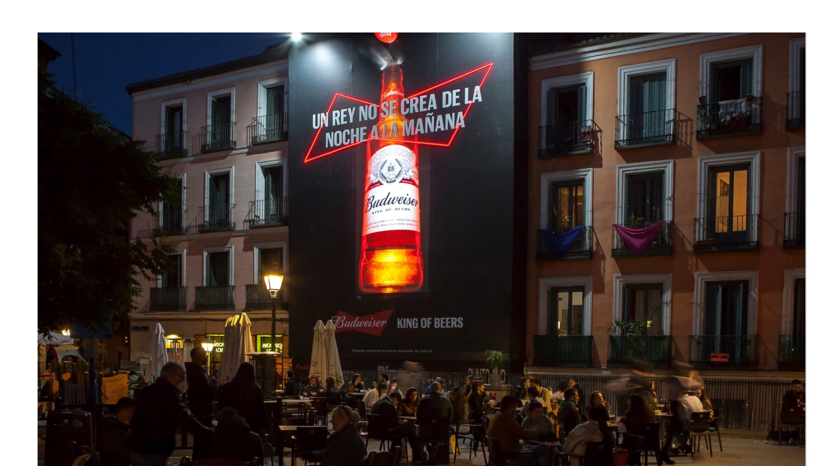 BUDWEISER, NOCHE, reverencia, chapa ,botella ,Budweiser ,instalada ,lona ,Malasaña,Madrid, programapublicidad