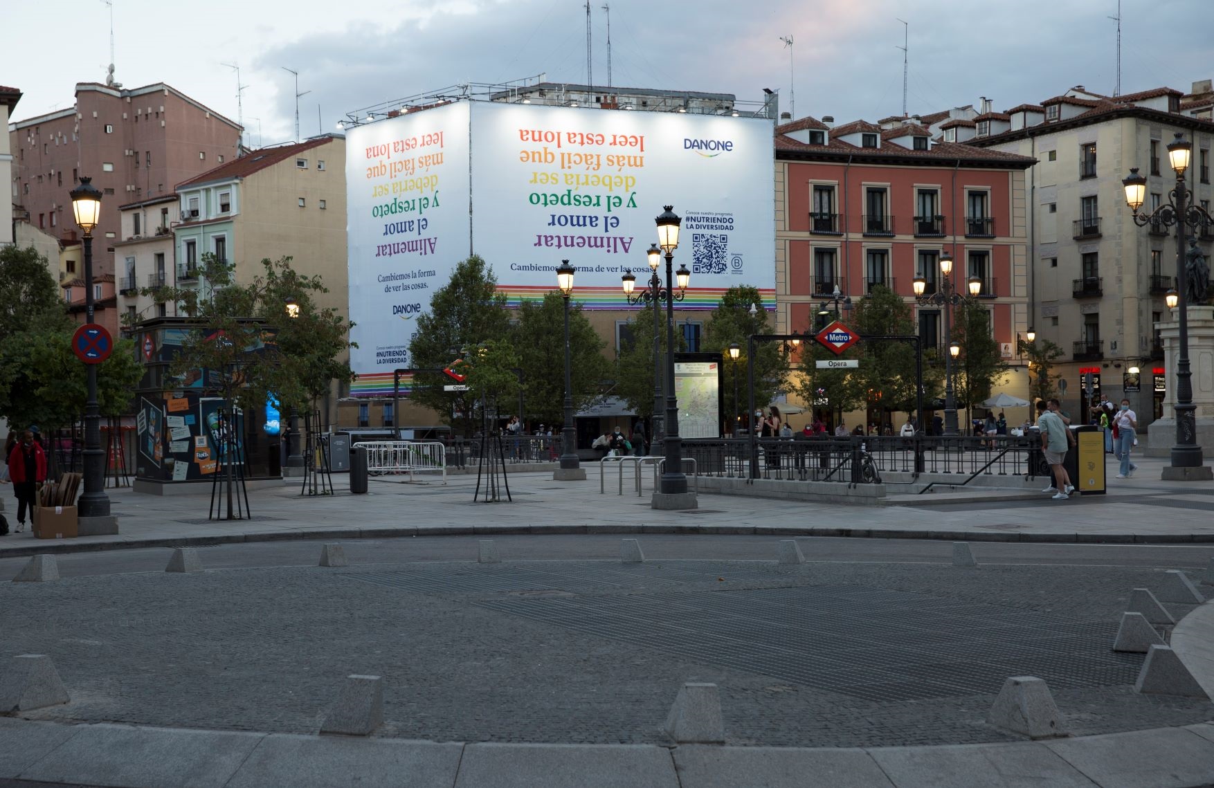 Lona, plaza Opera, Danone, programapublicidad